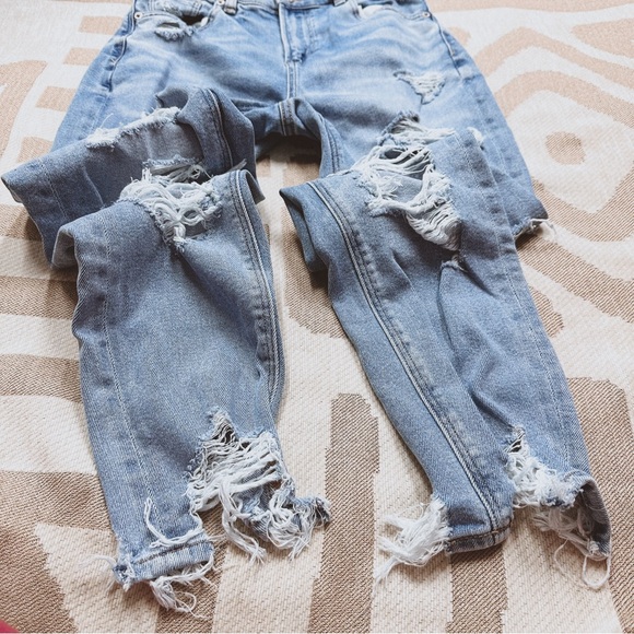 AE mom Jean stretch heavily distressed light wash 0 short - Picture 3 of 6